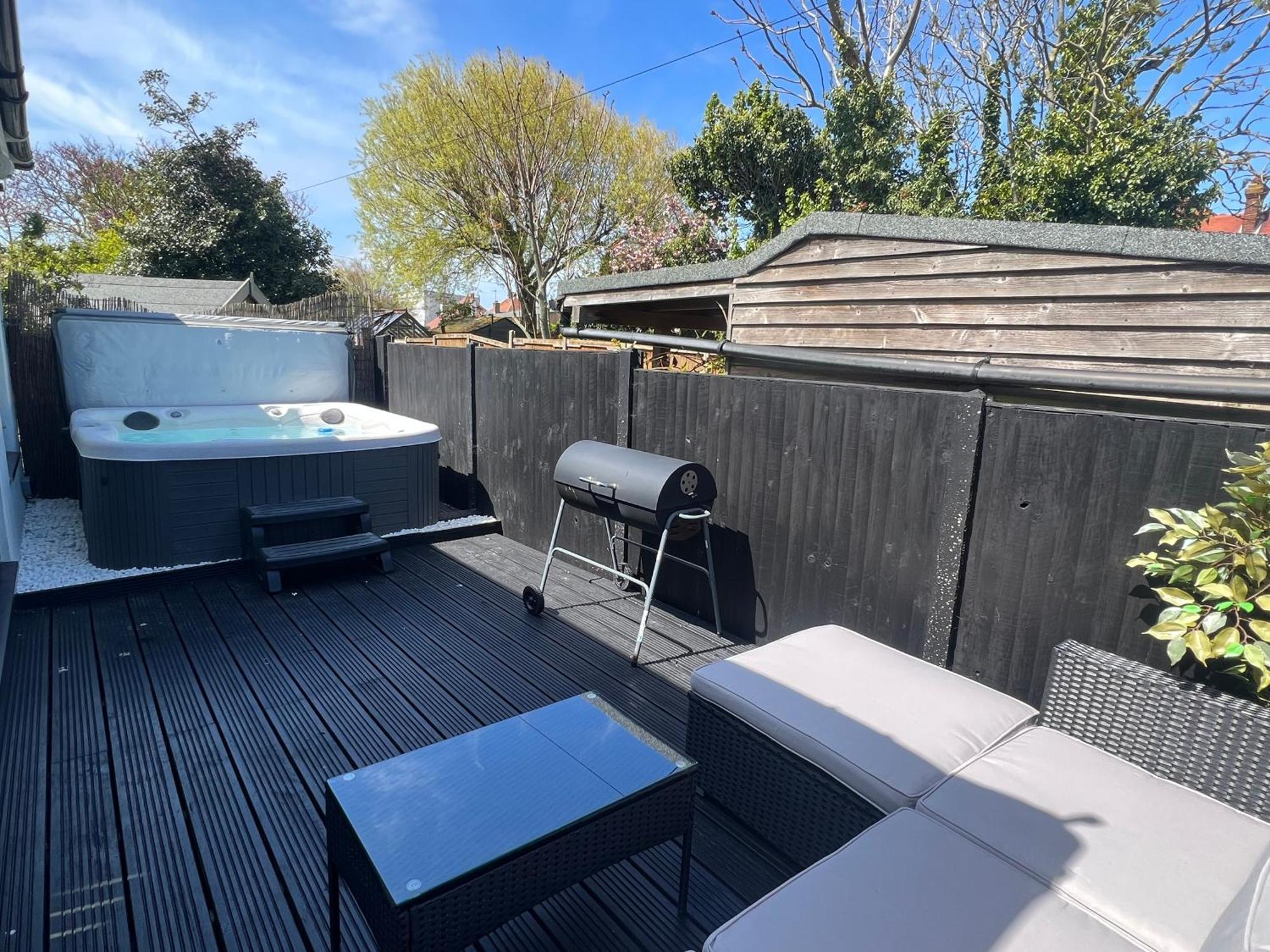 The Broadway Beach House With Hot Tub Herne Bay Exterior photo